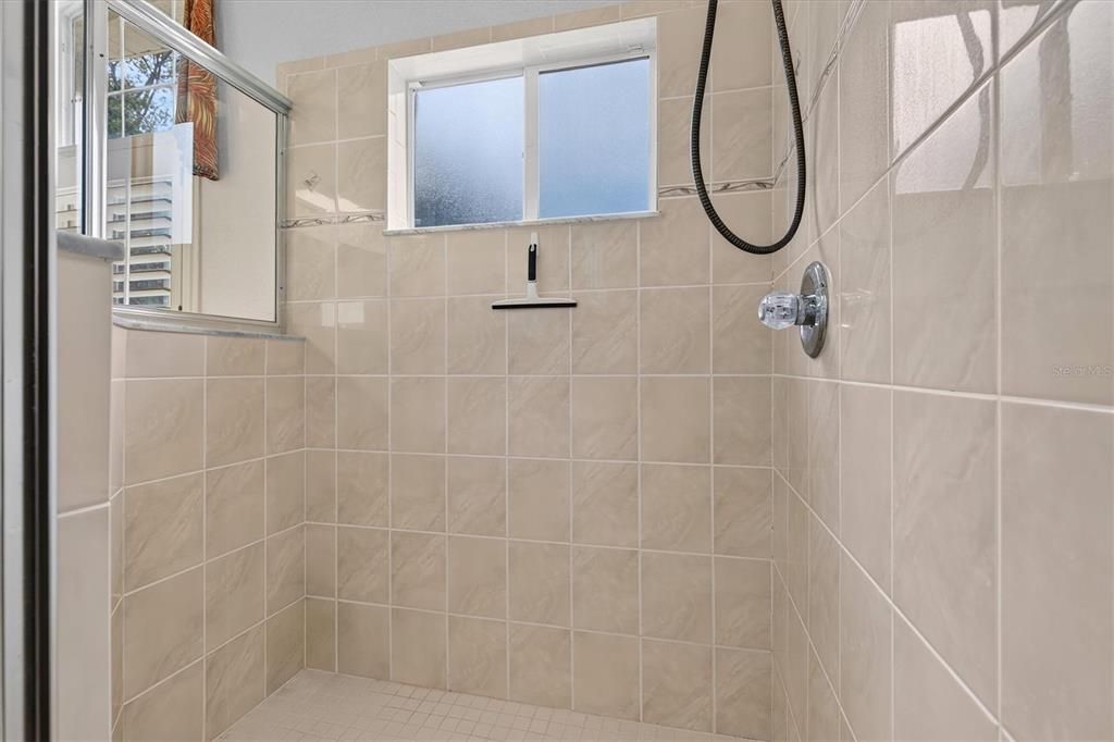 En Venta: $599,900 (3 camas, 3 baños, 2509 Pies cuadrados)