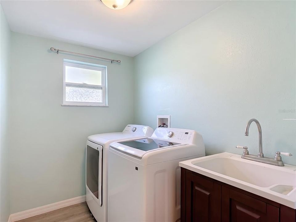 For Sale: $305,000 (3 beds, 2 baths, 1629 Square Feet)