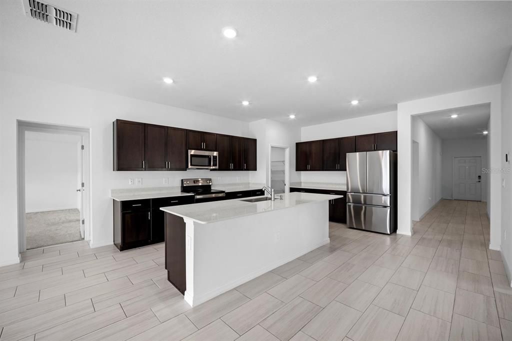 En Venta: $449,900 (4 camas, 3 baños, 2557 Pies cuadrados)