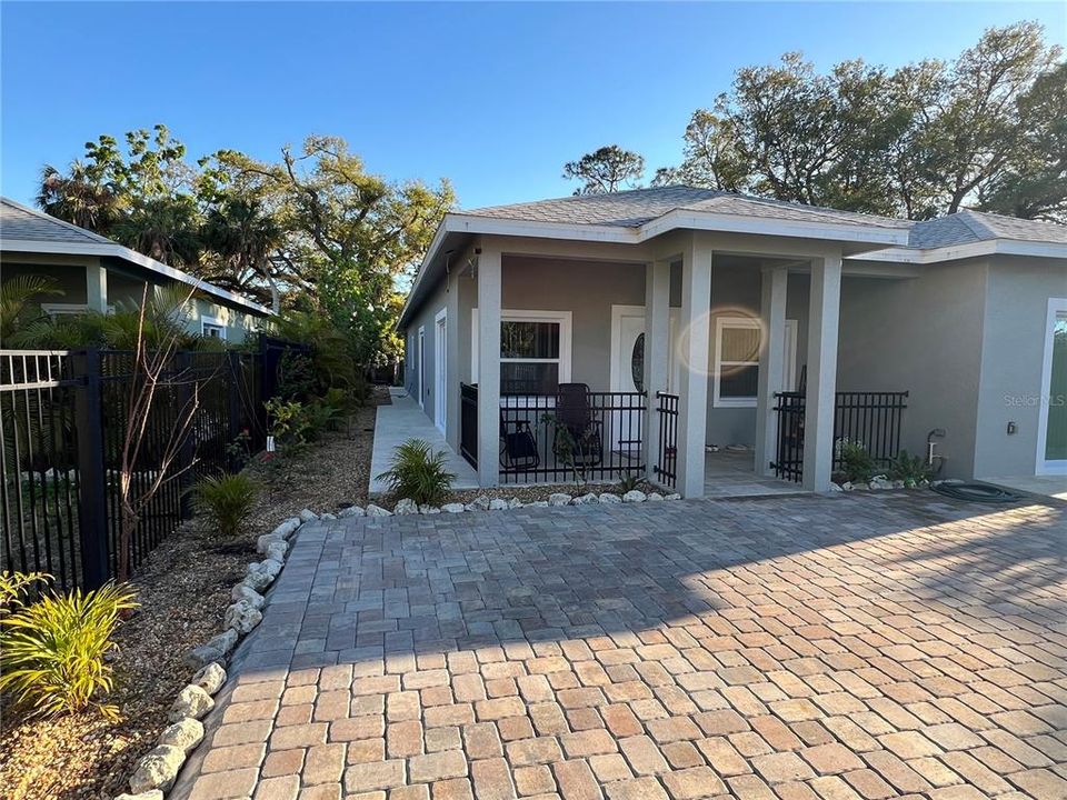 For Sale: $550,000 (4 beds, 3 baths, 2500 Square Feet)
