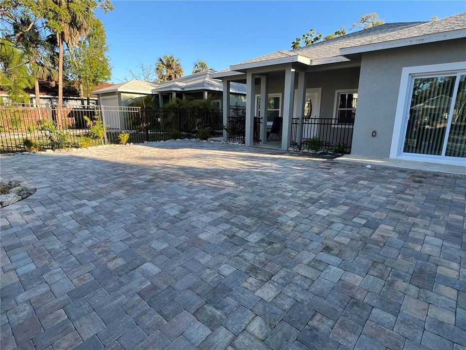 For Sale: $550,000 (4 beds, 3 baths, 2500 Square Feet)