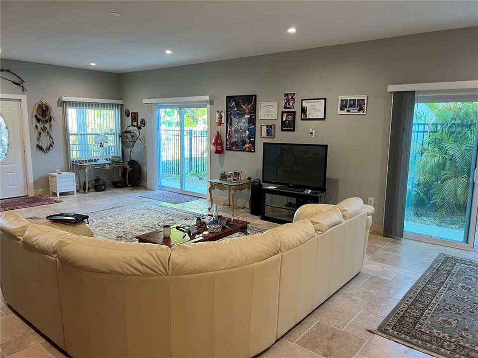 For Sale: $550,000 (4 beds, 3 baths, 2500 Square Feet)