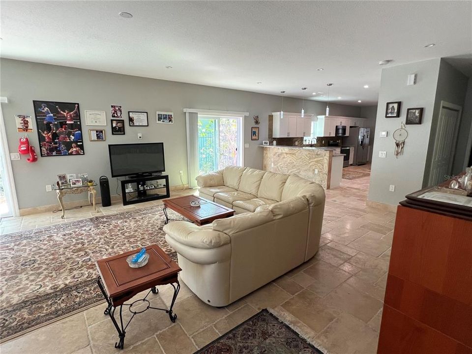 For Sale: $550,000 (4 beds, 3 baths, 2500 Square Feet)