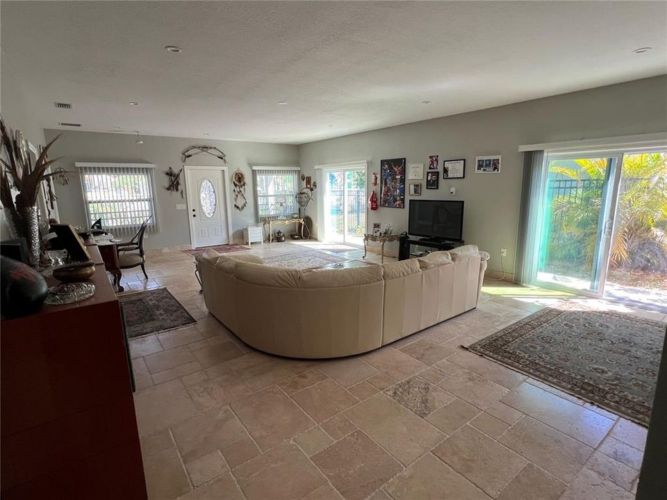 For Sale: $550,000 (4 beds, 3 baths, 2500 Square Feet)