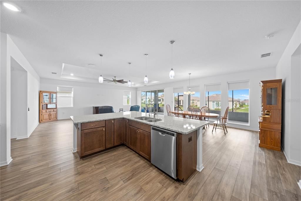 En Venta: $439,900 (3 camas, 2 baños, 2599 Pies cuadrados)