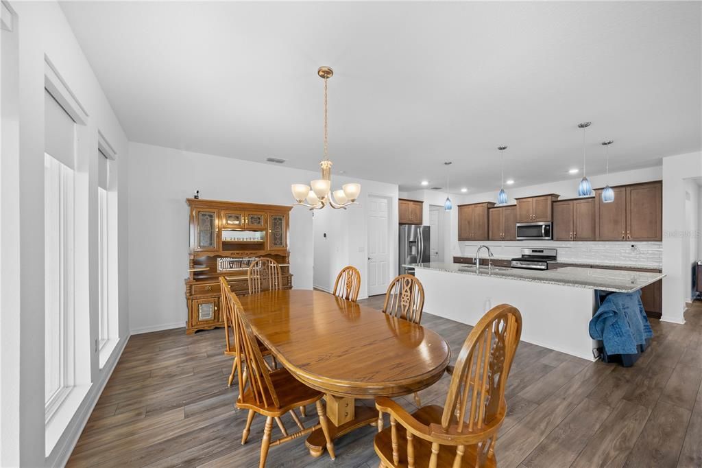 En Venta: $439,900 (3 camas, 2 baños, 2599 Pies cuadrados)