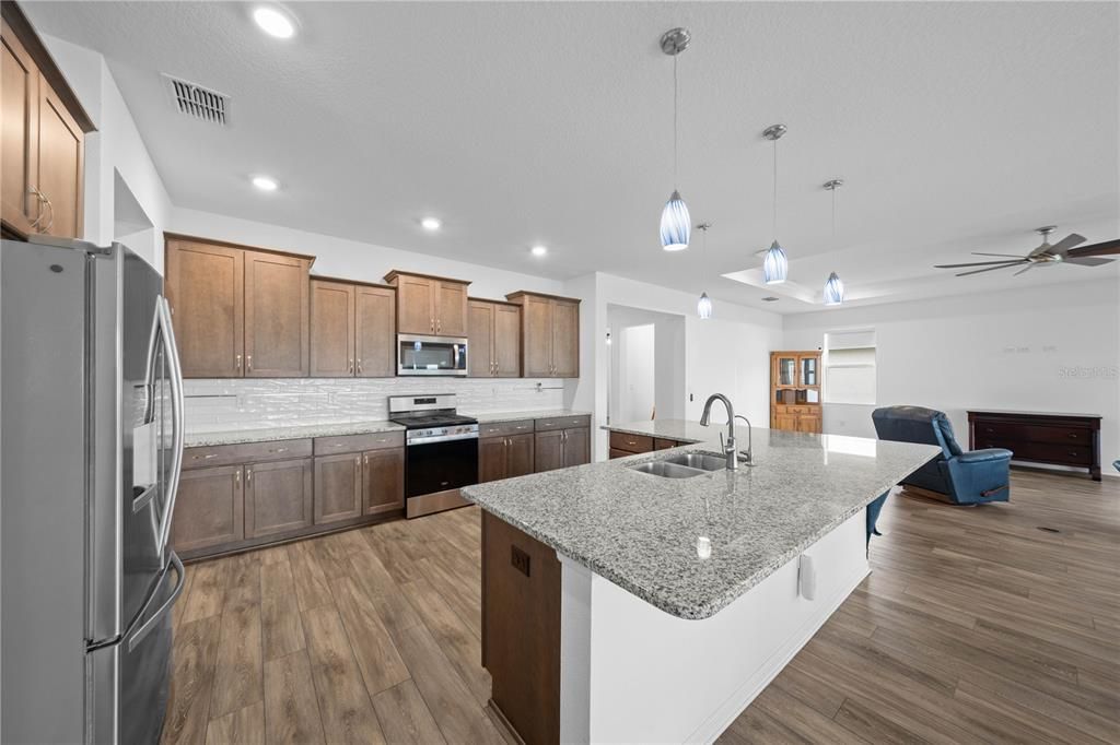 En Venta: $439,900 (3 camas, 2 baños, 2599 Pies cuadrados)