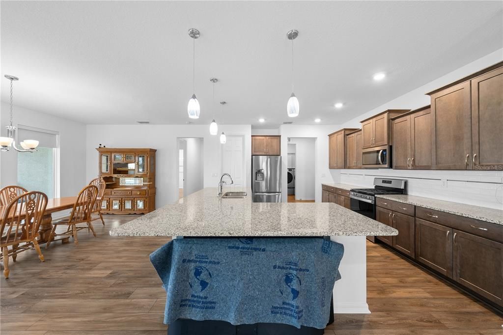 En Venta: $439,900 (3 camas, 2 baños, 2599 Pies cuadrados)