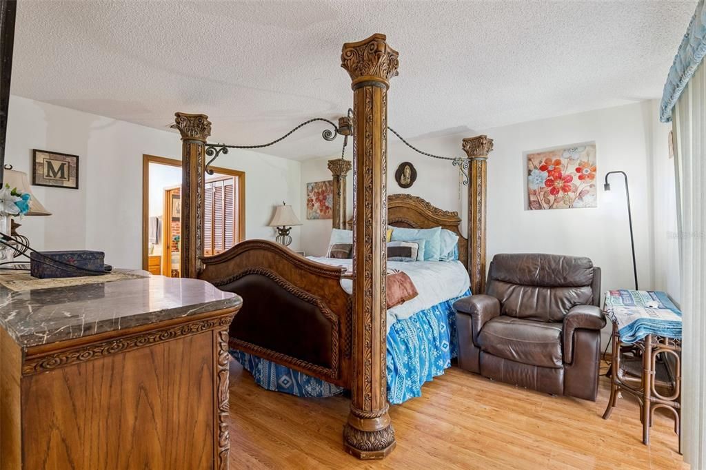 For Sale: $370,000 (4 beds, 2 baths, 2142 Square Feet)