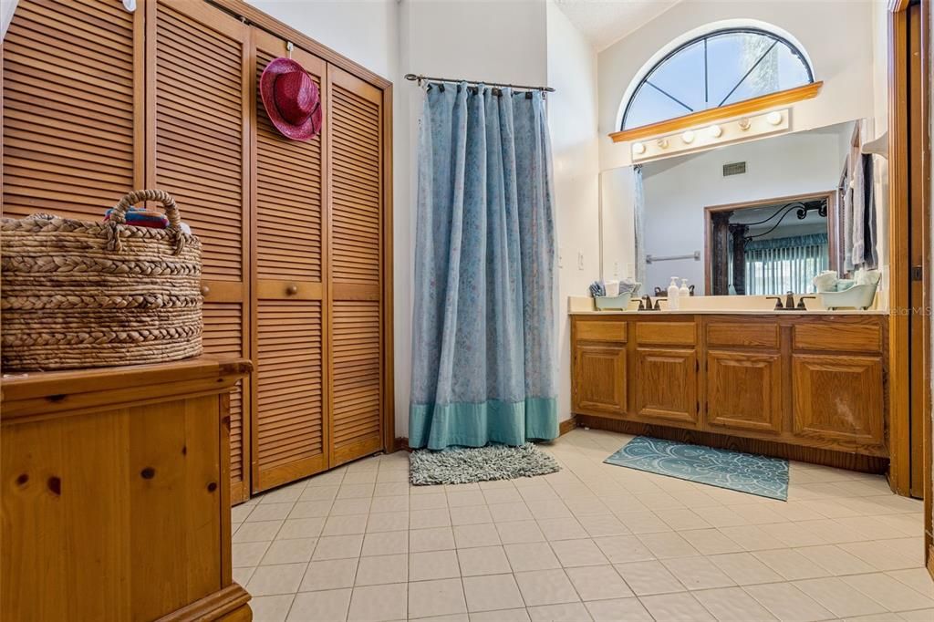 For Sale: $370,000 (4 beds, 2 baths, 2142 Square Feet)