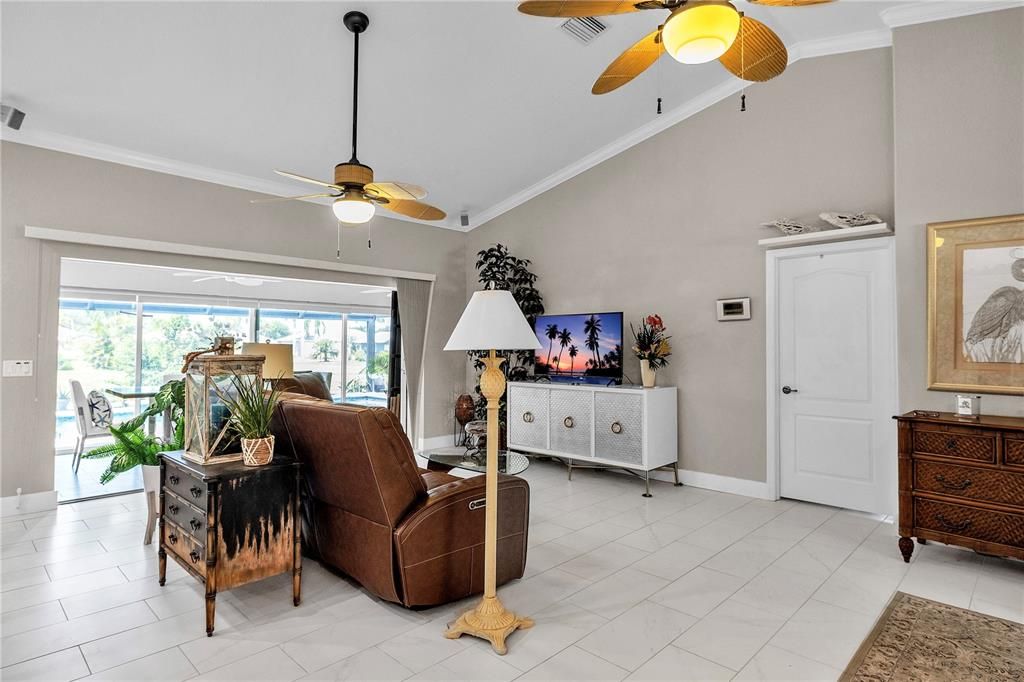 En Venta: $499,000 (4 camas, 2 baños, 2241 Pies cuadrados)