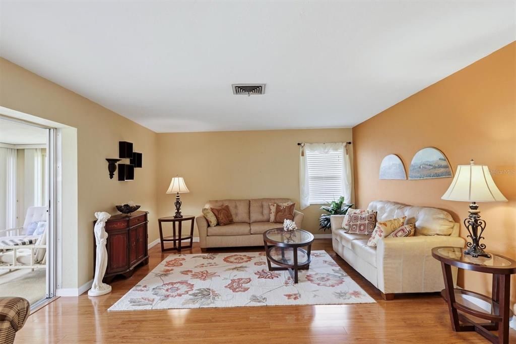 For Sale: $200,000 (2 beds, 2 baths, 1323 Square Feet)