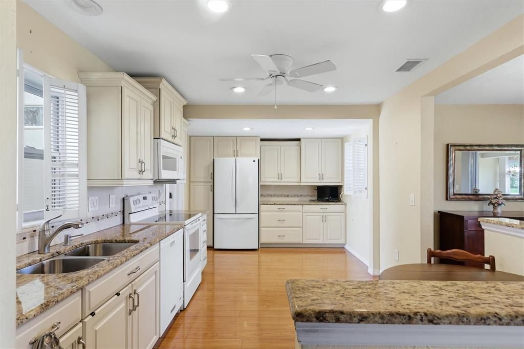 For Sale: $200,000 (2 beds, 2 baths, 1323 Square Feet)