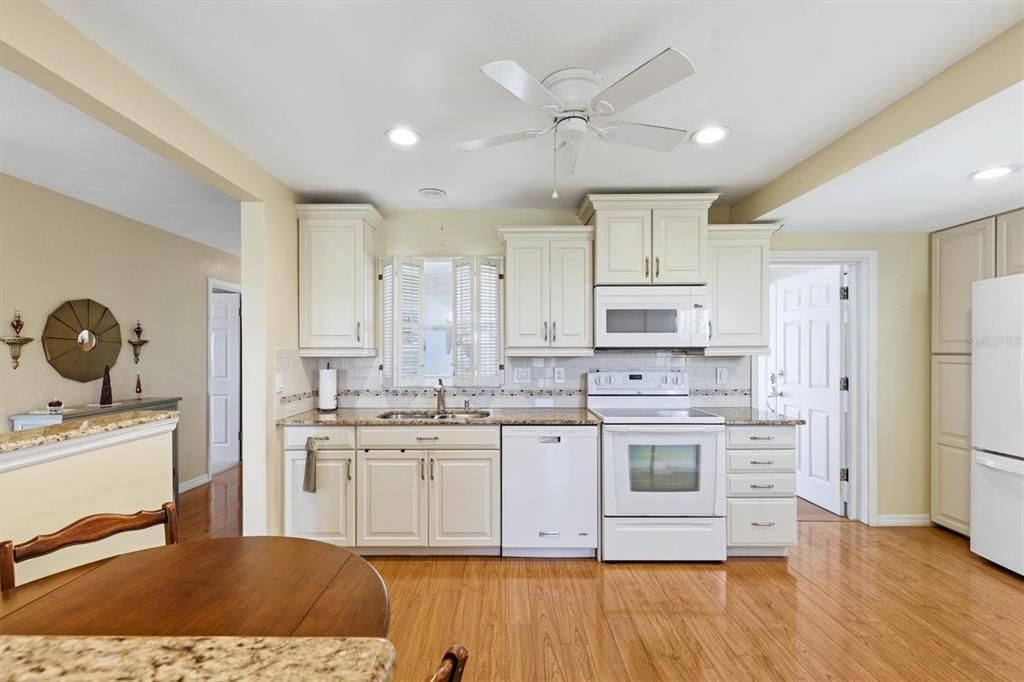 For Sale: $200,000 (2 beds, 2 baths, 1323 Square Feet)