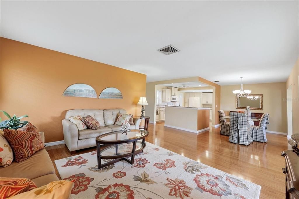 For Sale: $200,000 (2 beds, 2 baths, 1323 Square Feet)
