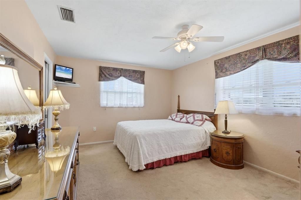 For Sale: $200,000 (2 beds, 2 baths, 1323 Square Feet)