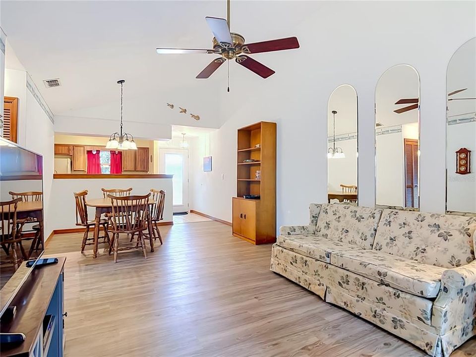 For Sale: $206,500 (2 beds, 2 baths, 918 Square Feet)