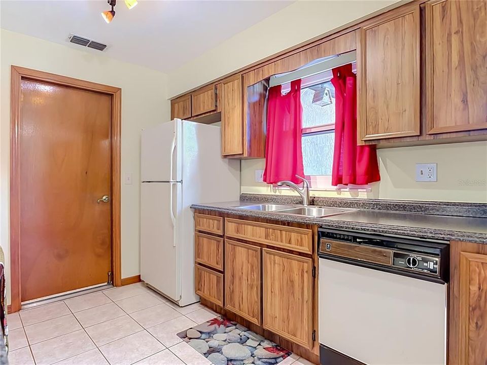 For Sale: $206,500 (2 beds, 2 baths, 918 Square Feet)