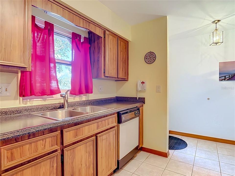 For Sale: $206,500 (2 beds, 2 baths, 918 Square Feet)