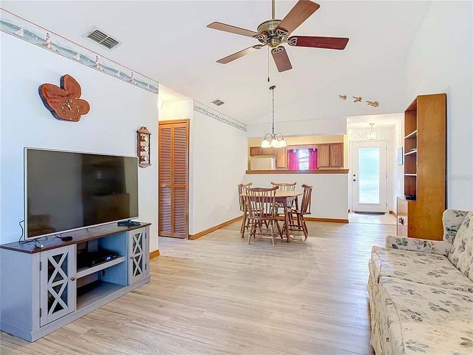 For Sale: $206,500 (2 beds, 2 baths, 918 Square Feet)