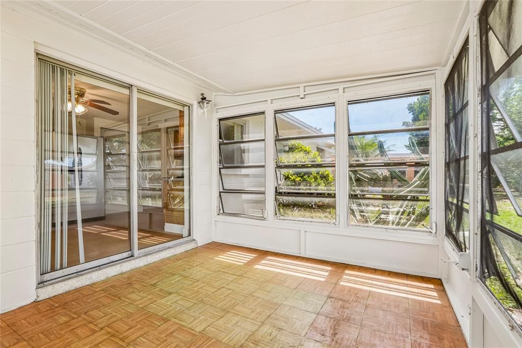 For Sale: $199,999 (2 beds, 1 baths, 816 Square Feet)