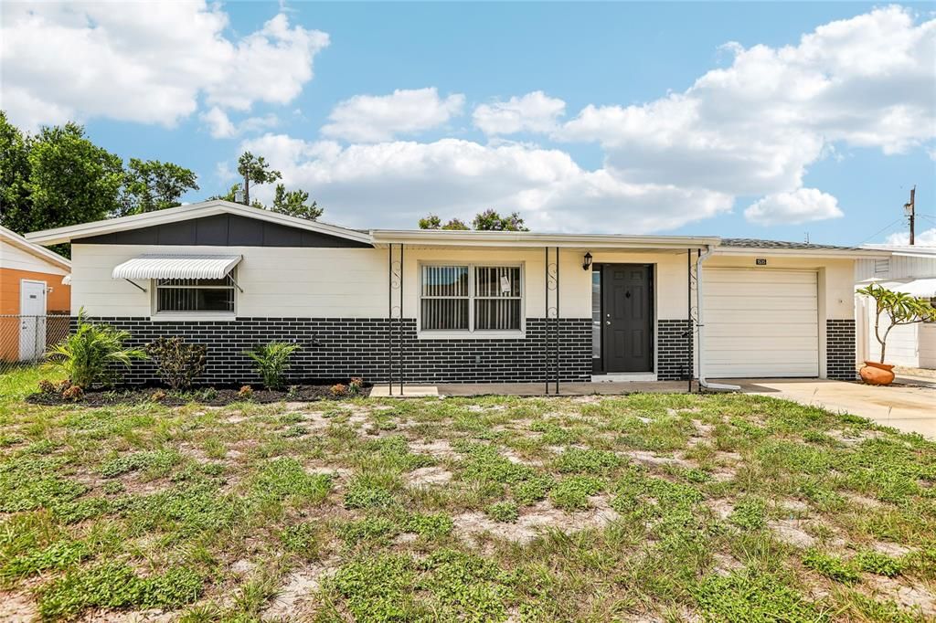 For Sale: $199,999 (2 beds, 1 baths, 816 Square Feet)