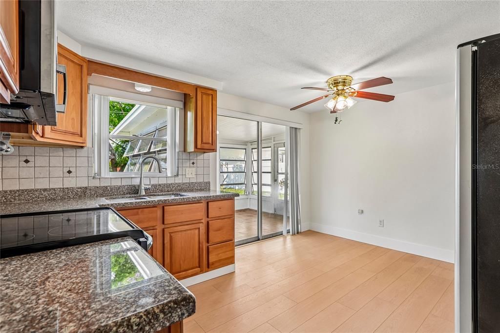 For Sale: $199,999 (2 beds, 1 baths, 816 Square Feet)