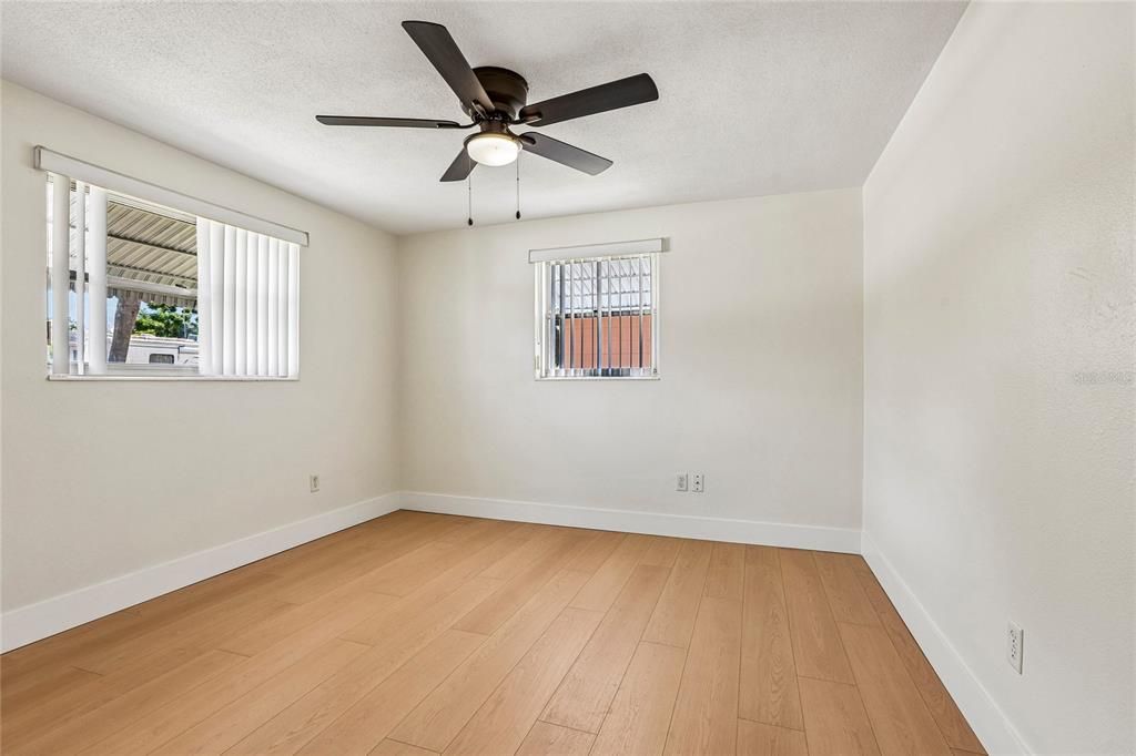 For Sale: $199,999 (2 beds, 1 baths, 816 Square Feet)