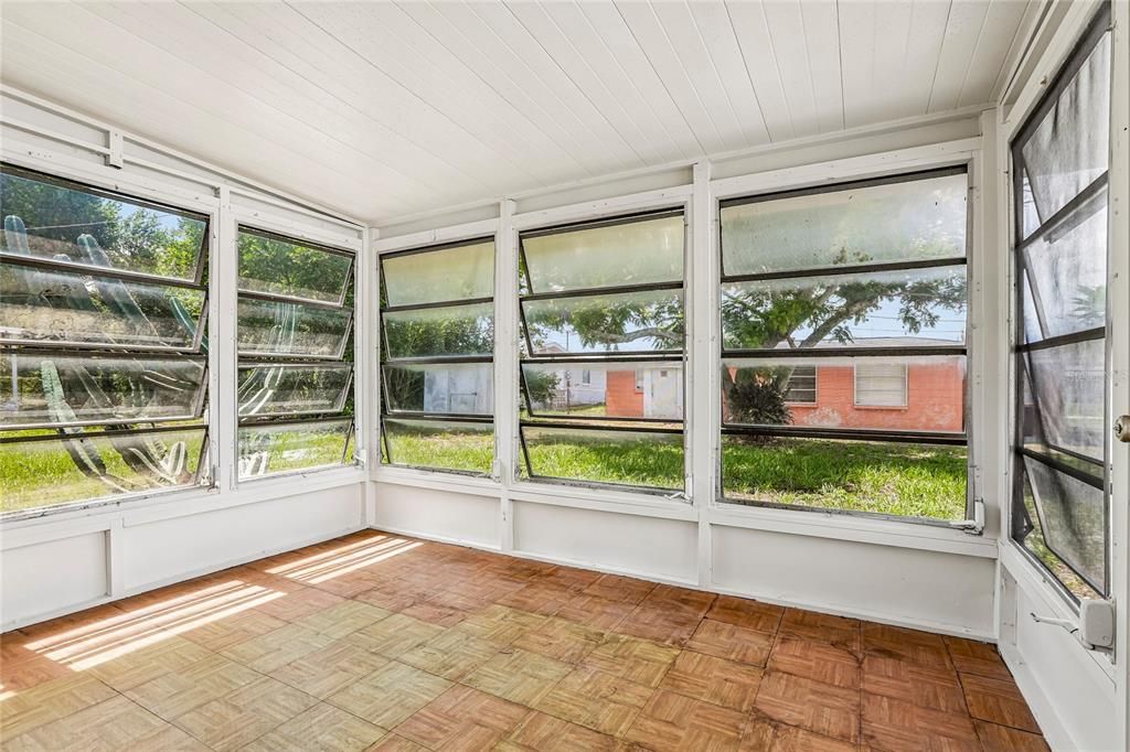 For Sale: $199,999 (2 beds, 1 baths, 816 Square Feet)