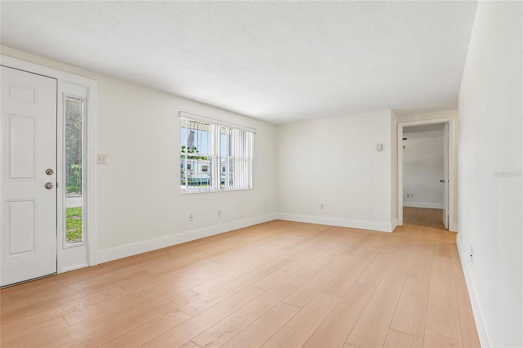 For Sale: $199,999 (2 beds, 1 baths, 816 Square Feet)