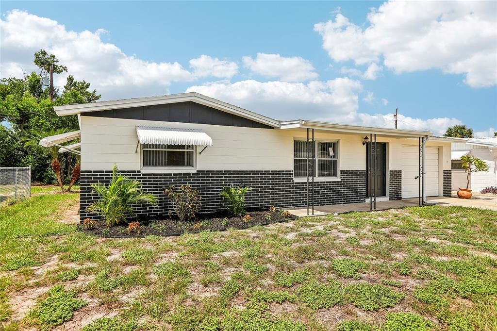 For Sale: $199,999 (2 beds, 1 baths, 816 Square Feet)
