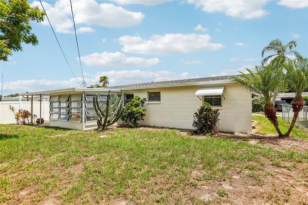 For Sale: $199,999 (2 beds, 1 baths, 816 Square Feet)