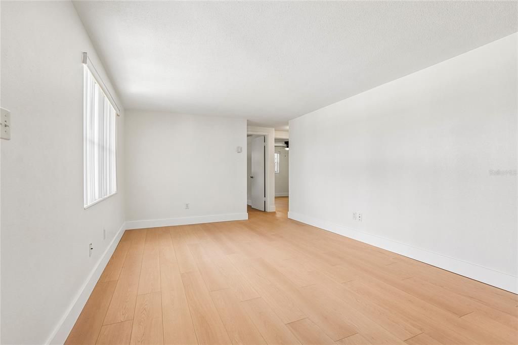 For Sale: $199,999 (2 beds, 1 baths, 816 Square Feet)