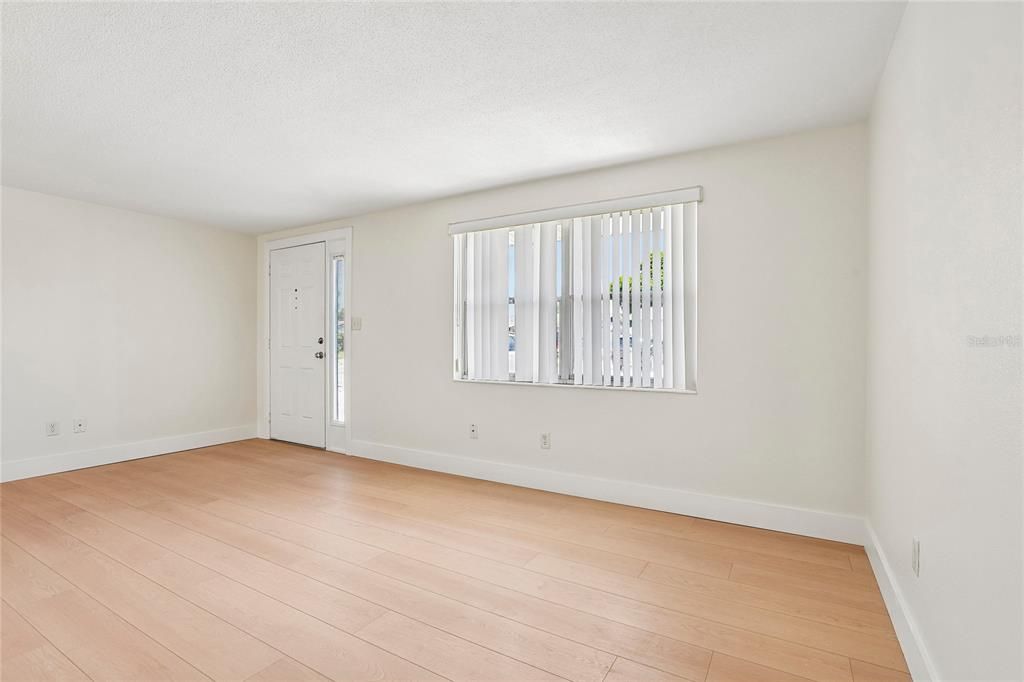 For Sale: $199,999 (2 beds, 1 baths, 816 Square Feet)