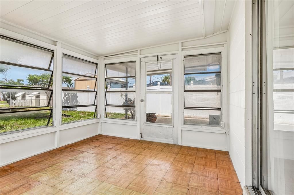 For Sale: $199,999 (2 beds, 1 baths, 816 Square Feet)