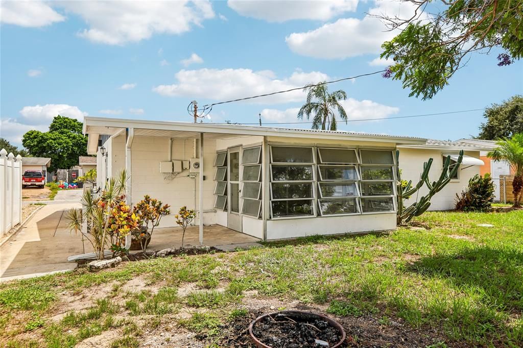 For Sale: $199,999 (2 beds, 1 baths, 816 Square Feet)