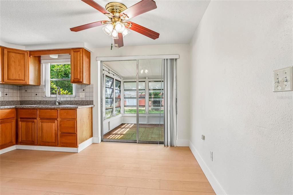 For Sale: $199,999 (2 beds, 1 baths, 816 Square Feet)