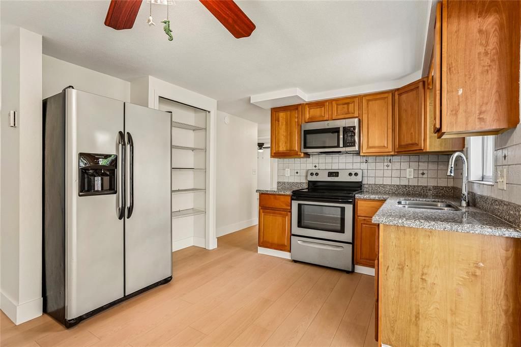 For Sale: $199,999 (2 beds, 1 baths, 816 Square Feet)