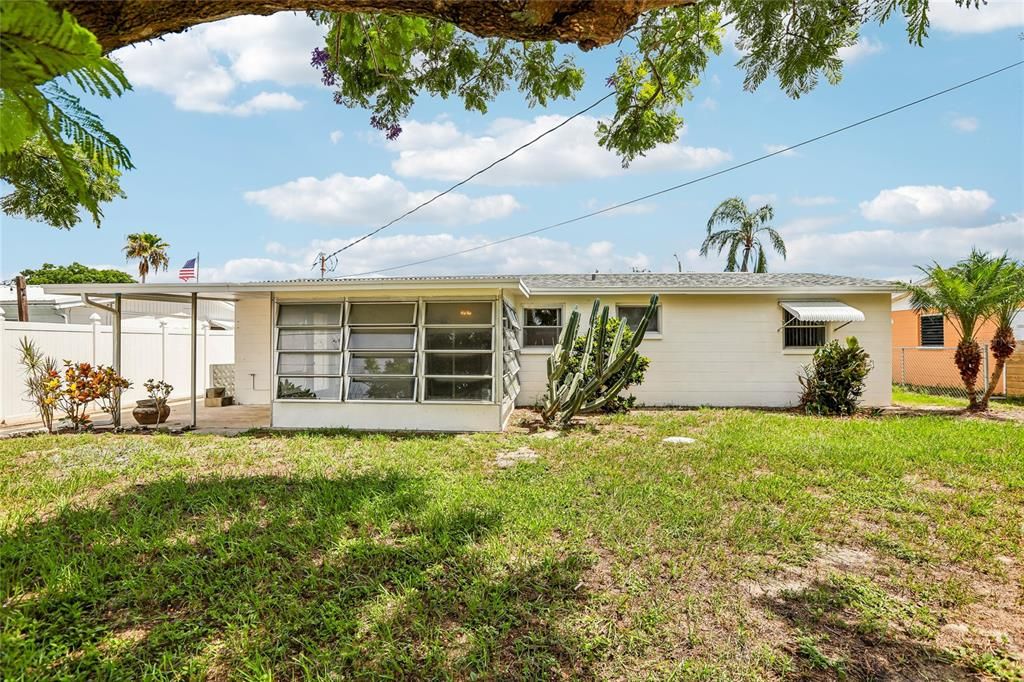 For Sale: $199,999 (2 beds, 1 baths, 816 Square Feet)