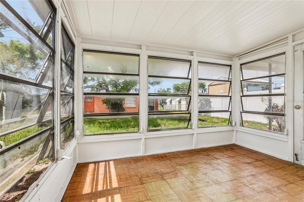 For Sale: $199,999 (2 beds, 1 baths, 816 Square Feet)