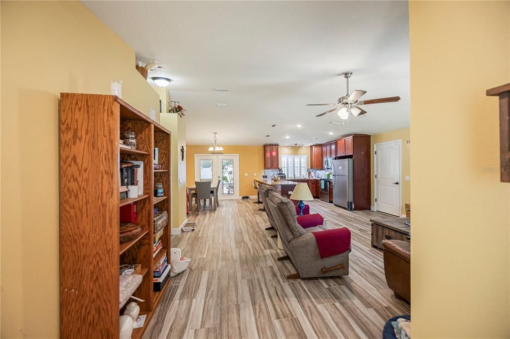 For Sale: $275,000 (3 beds, 2 baths, 1214 Square Feet)