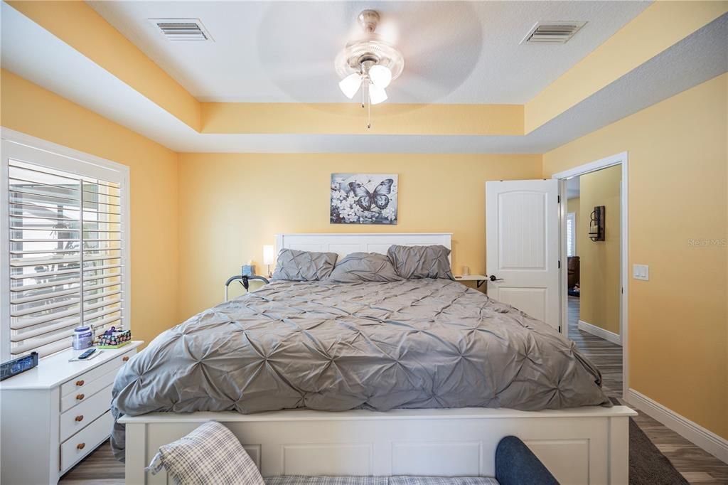 For Sale: $275,000 (3 beds, 2 baths, 1214 Square Feet)