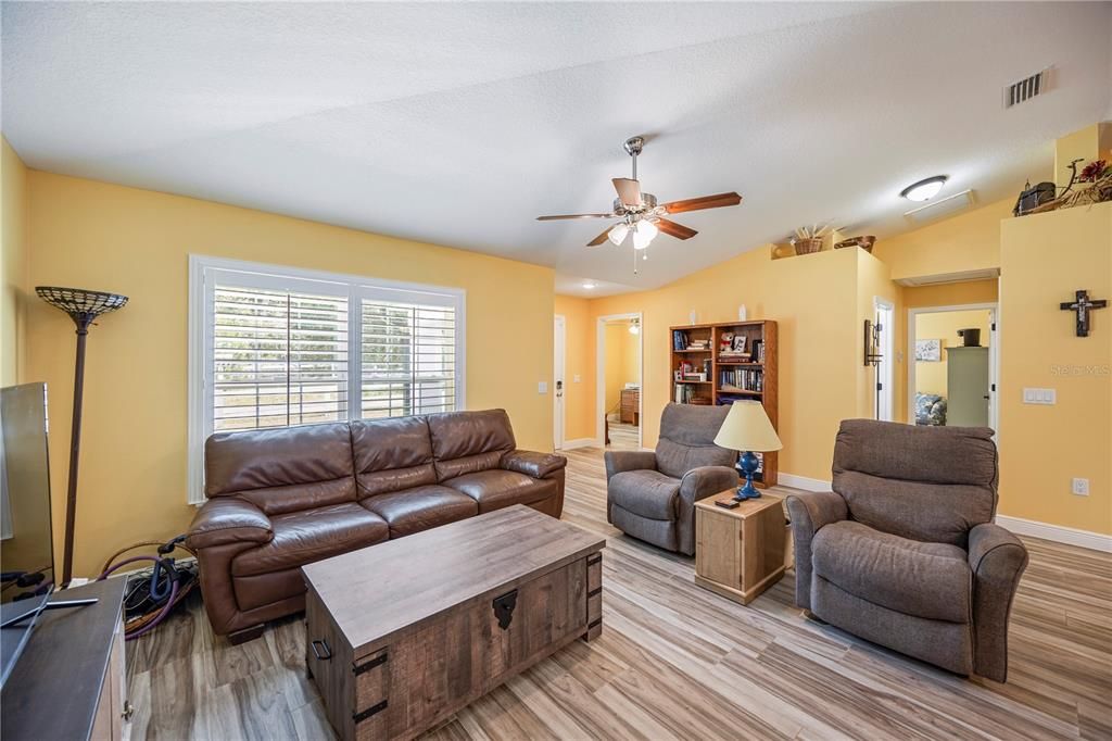 For Sale: $275,000 (3 beds, 2 baths, 1214 Square Feet)