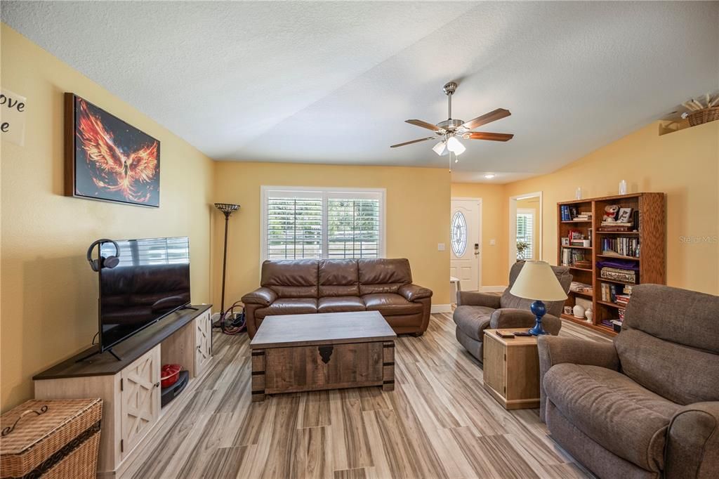 For Sale: $275,000 (3 beds, 2 baths, 1214 Square Feet)