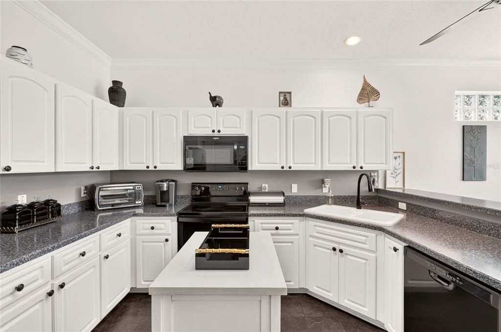 For Sale: $279,900 (2 beds, 2 baths, 1857 Square Feet)