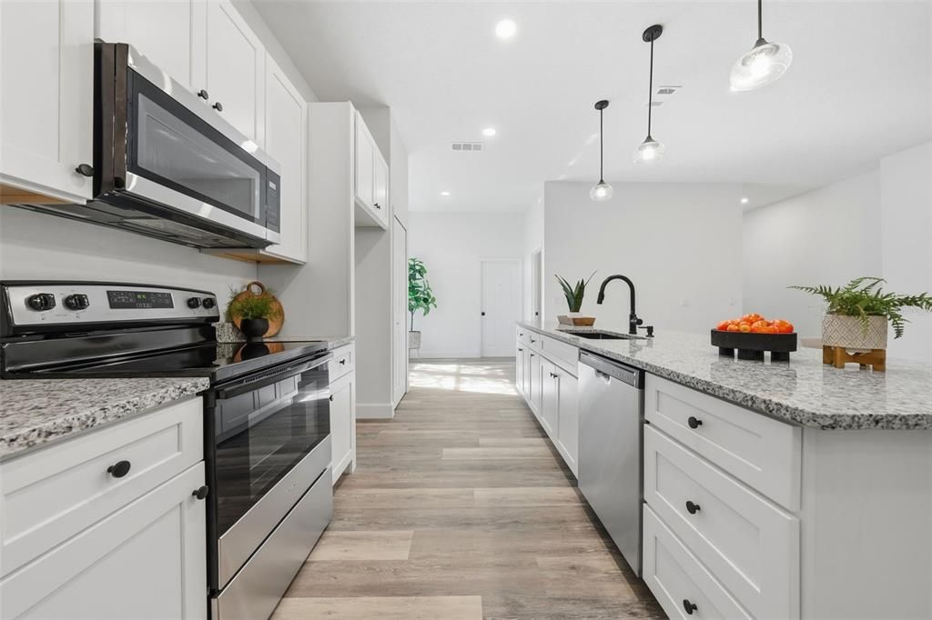 На продажу: $349,900 (3 спален, 2 ванн, 1617 Квадратных фут)