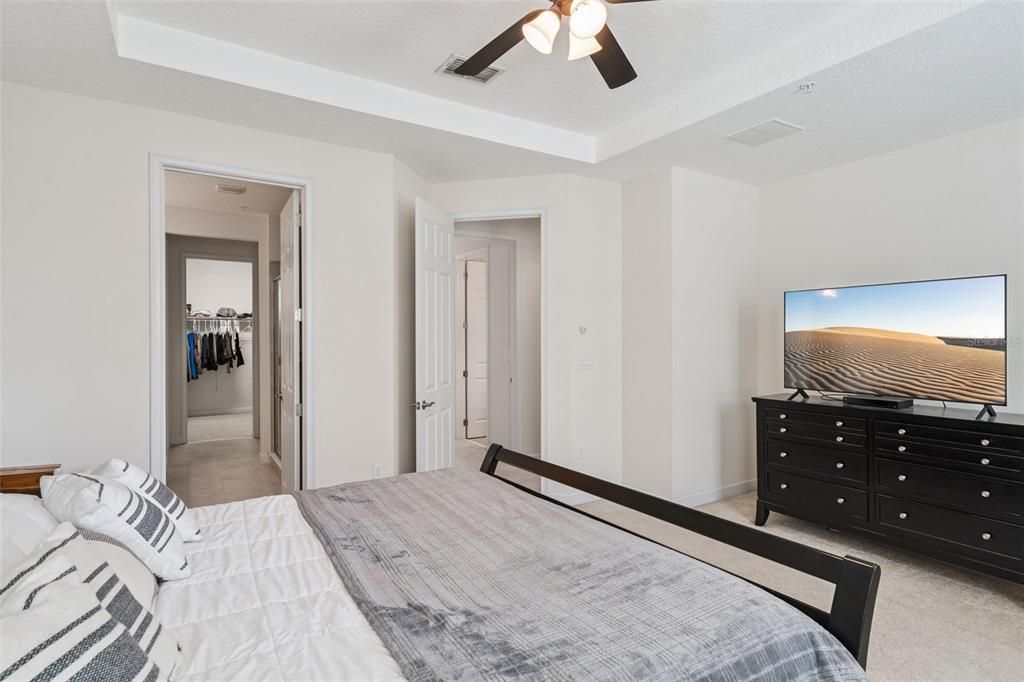 For Sale: $400,000 (3 beds, 3 baths, 1989 Square Feet)