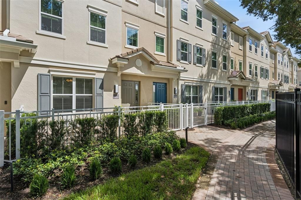 For Sale: $400,000 (3 beds, 3 baths, 1989 Square Feet)