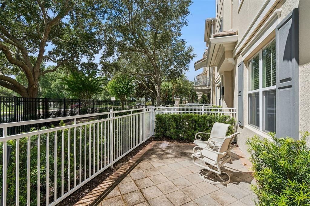 For Sale: $400,000 (3 beds, 3 baths, 1989 Square Feet)