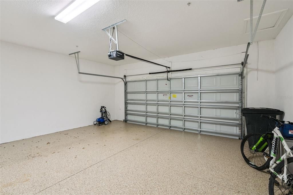 For Sale: $400,000 (3 beds, 3 baths, 1989 Square Feet)
